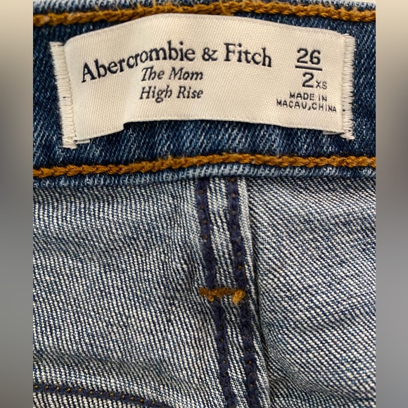 Women’s Abercrombie &Fitch The Mom High Rise crop jeans size 26xshort button fly - Picture 2 of 5